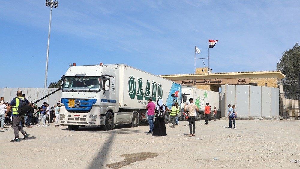(10.25) Chuyến hàng viện trợ thứ 2 tiến vào dải Gaza từ cửa khẩu Rafah do Ai Cập kiểm soát. (Nguồn: AFP)
