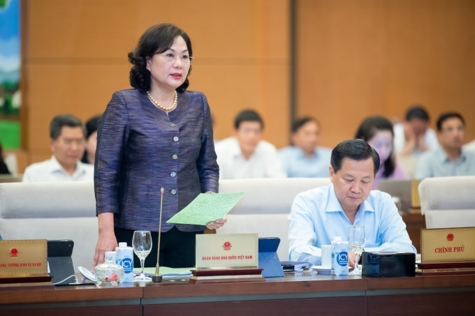 Thống đốc Ngân hàng Nhà nước Nguyễn Thị Hồng giải trình tại phiên họp Ủy ban Thường vụ thảo luận về kinh tế xã hội, ngày 16/10. Ảnh: Hoàng Phong