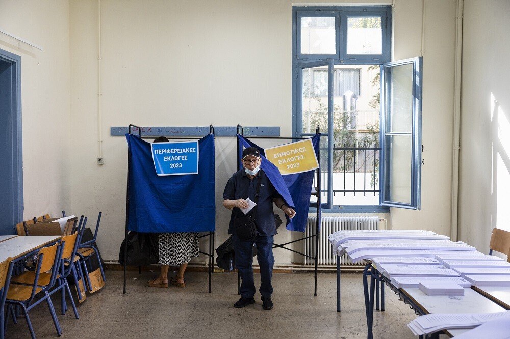 (10.09) Người dân tham gia bỏ phiếu tại bầu cử khu vực ở Hy Lạp. (Nguồn: eKathimerini)