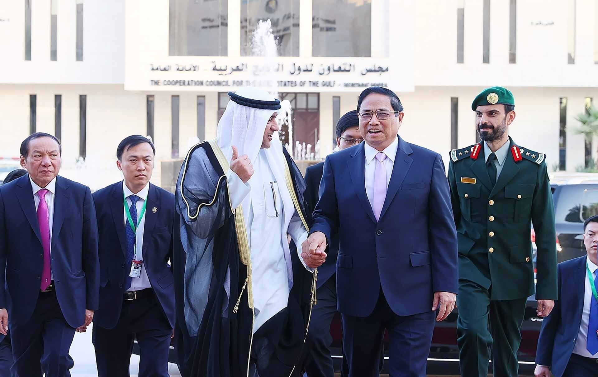 Tổng thư ký Hội đồng Hợp tác vùng Vịnh Jassim Muhammad Al-Budaiwi đón Thủ tướng Phạm Minh Chính. (Nguồn: TTXVN)