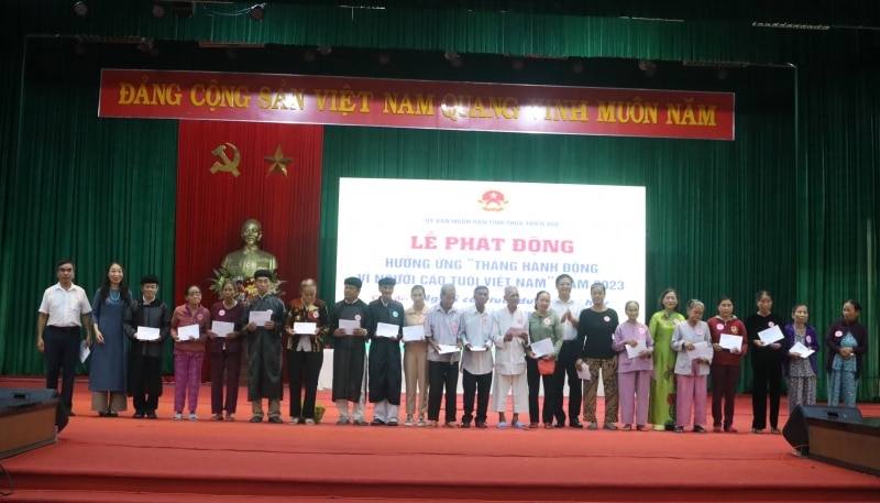 Lãnh đạo UBND tỉnh Thừa Thiên Huế và Sở LĐ-TB&XH tỉnh trao tặng các phần quà cho người cao tuổi có hoàn cảnh khó khăn.