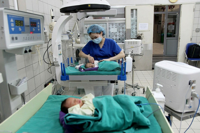 Những em bé đang được chăm sóc tại khoa Nhi, Bệnh viện Bạch Mai. Ảnh: Mai Thanh.