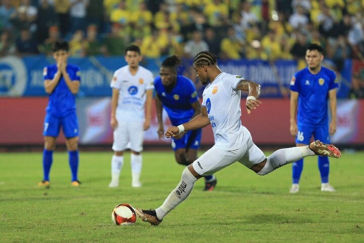 Rafaelson ghi bàn ấn định chiến thắng 2-1 cho CLB Nam Định.