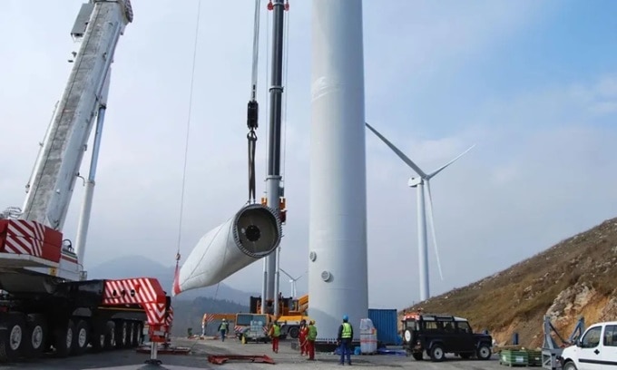 Lắp đặt cánh quạt của một turbine gió. Ảnh: iStock