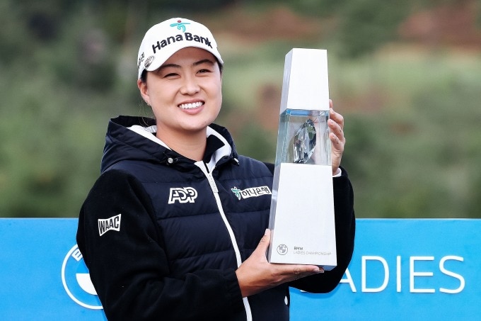 Lee Minjee nâng cup vô địch BMW Ladies Championship ngày 22/10. Ảnh: LPGA