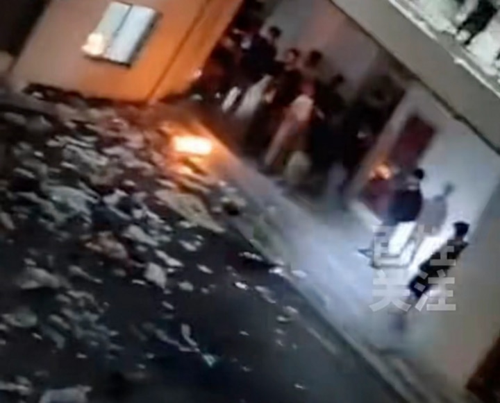 Các sinh viên giận dữ vứt giấy và quần áo xuống sàn và đốt lửa trong khuôn viên ký túc xá. (Ảnh: SCMP)