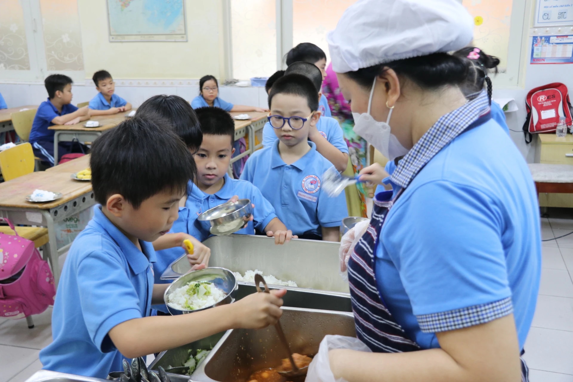 Trường học TP.HCM mời cha mẹ vào ăn cơm bán trú cùng con - Ảnh 1.