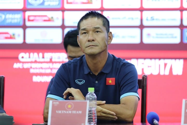 HLV Akira Ijiri dẫn dắt nhiều đội tuyển trẻ của bóng đá nữ Việt Nam.