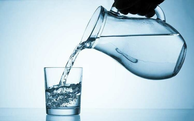 Phụ nữ cần bổ sung 2 lít nước mỗi ngày, nam giới bổ sung 3 lít. Ảnh: Health Grades
