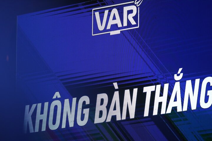 VAR giúp trọng tài sửa sai 3 lần ở vòng 1 V-League 2023/2024. (Ảnh: VPF)