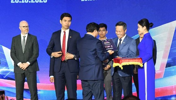 Chủ tịch Tập đoàn VNPT Tô Dũng Thái nhận danh hiệu TOP 4 giải pháp xuất sắc nhất tham gia Chương trình thách thức đổi mới sáng tạo Việt Nam năm 2023 cho Giải pháp OneSME, do Thủ tướng Chính phủ trao tặng ảnh 1