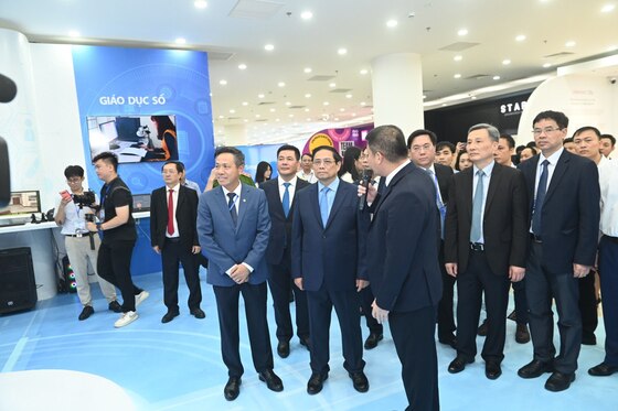Thủ tướng Chính Phủ Phạm Minh Chính và các quan khách tham gian triển lãm các sản phẩm dịch vụ của Tập đoàn VNPT ảnh 2