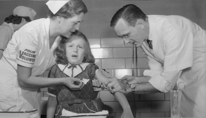 Mimi Meade, bảy tuổi, nhăn nhó khi bác sĩ Richard Mulvaney tiêm vaccine bại liệt Salk mới vào năm 1954. Ảnh: AP