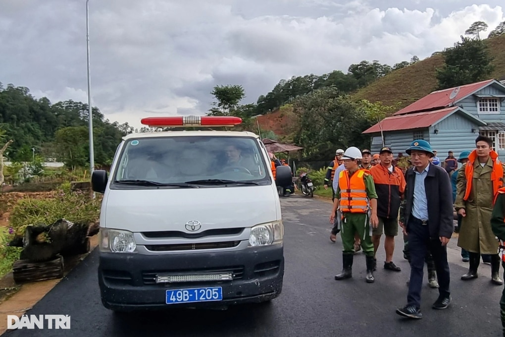 Vụ 4 du khách Hàn Quốc tử nạn ở Lâm Đồng: Người lái xe thoát chết - 1
