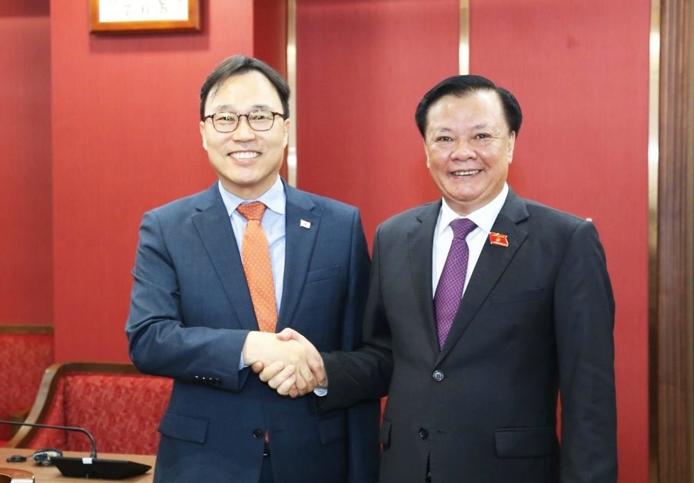 Bí thư Thành ủy Hà Nội Đinh Tiến Dũng và Đại sứ Hàn Quốc Choi Youngsam. (Nguồn: HNM)