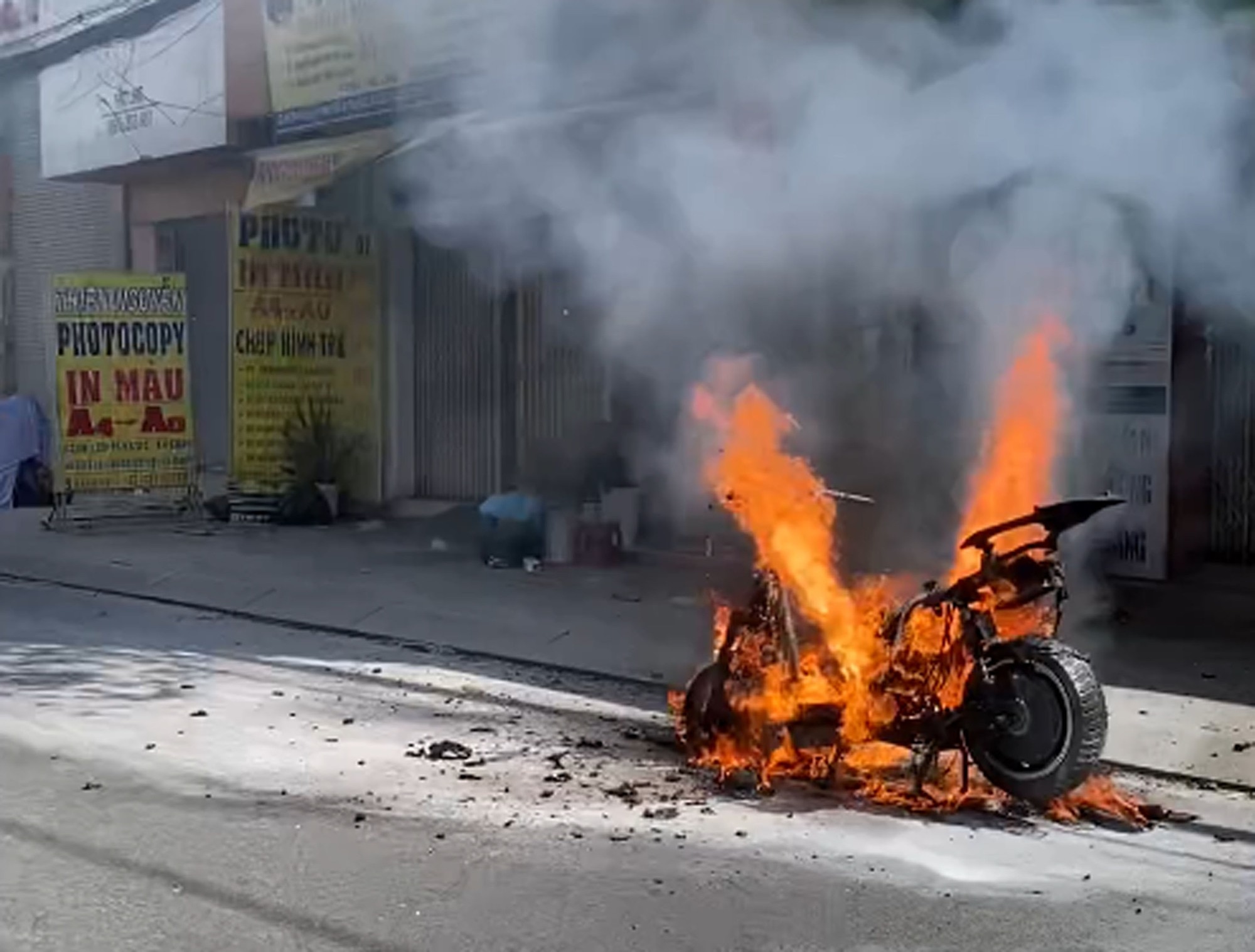Xe máy điện bốc cháy trên đường phố ở TP.HCM - Ảnh 1.