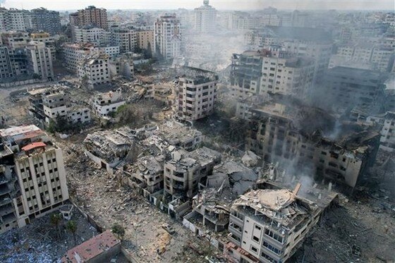 Những tòa nhà bị phá hủy sau các cuộc không kích của Israel xuống thành phố Gaza, ngày 10-10-2023. Ảnh: TTXVN ảnh 1
