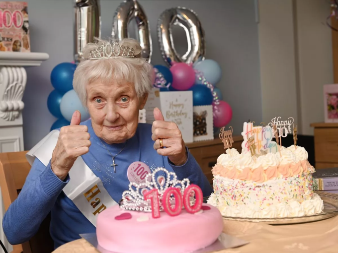 Cụ bà đang kỷ niệm sinh nhật 100 tuổi tại viện dưỡng lão. Ảnh: Stokesentinel