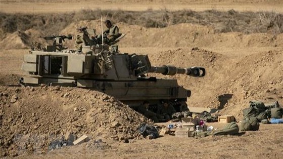 Xe quân sự Israel ở gần biên giới với Dải Gaza, ngày 15-10. Ảnh: TTXVN