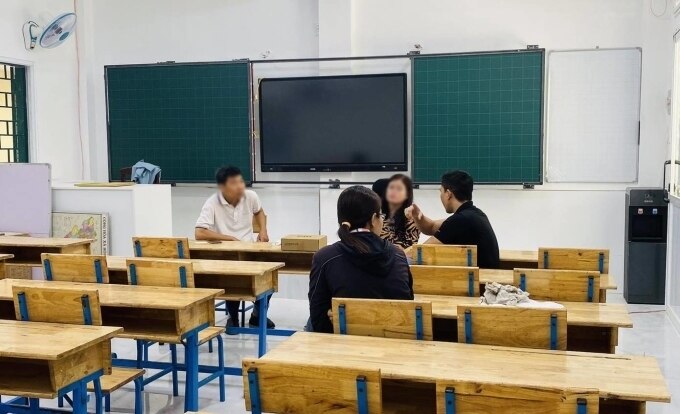 Phòng học lớp 1/2 trường Tiểu học Hồng Hà sau khi sơn sửa và lắp đặt một số thiết bị. Ảnh: Phụ huynh cung cấp