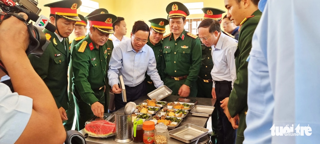 Chủ tịch nước Võ Văn Thưởng kiểm tra chất lượng bữa ăn của cán bộ, chiến sĩ tiểu đoàn phòng thủ đảo Cô Tô