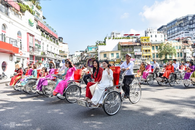 Hoạt động diễu hành áo dài trong khuôn khổ Festival Thu Hà Nội năm 2023 tại khu vực quảng trường Đông Kinh Nghĩa Thục đầu tháng 10. Ảnh: Đức Anh