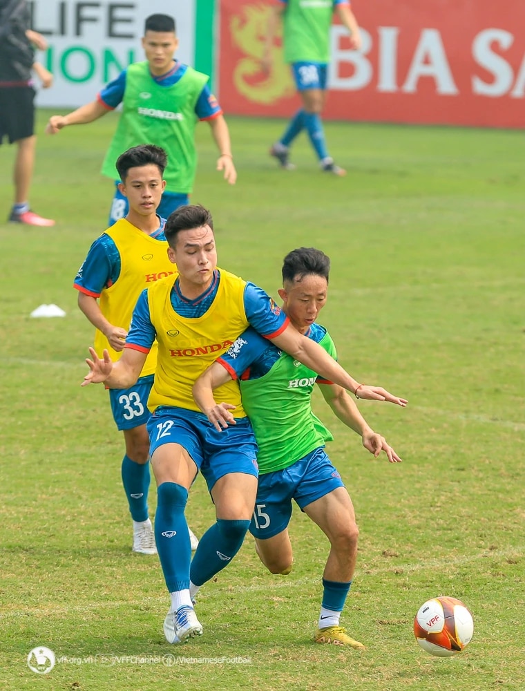 Bùi Hoàng Việt Anh 'cất' trái tim ngày trở lại đối đầu đội bóng cũ - Ảnh 3.