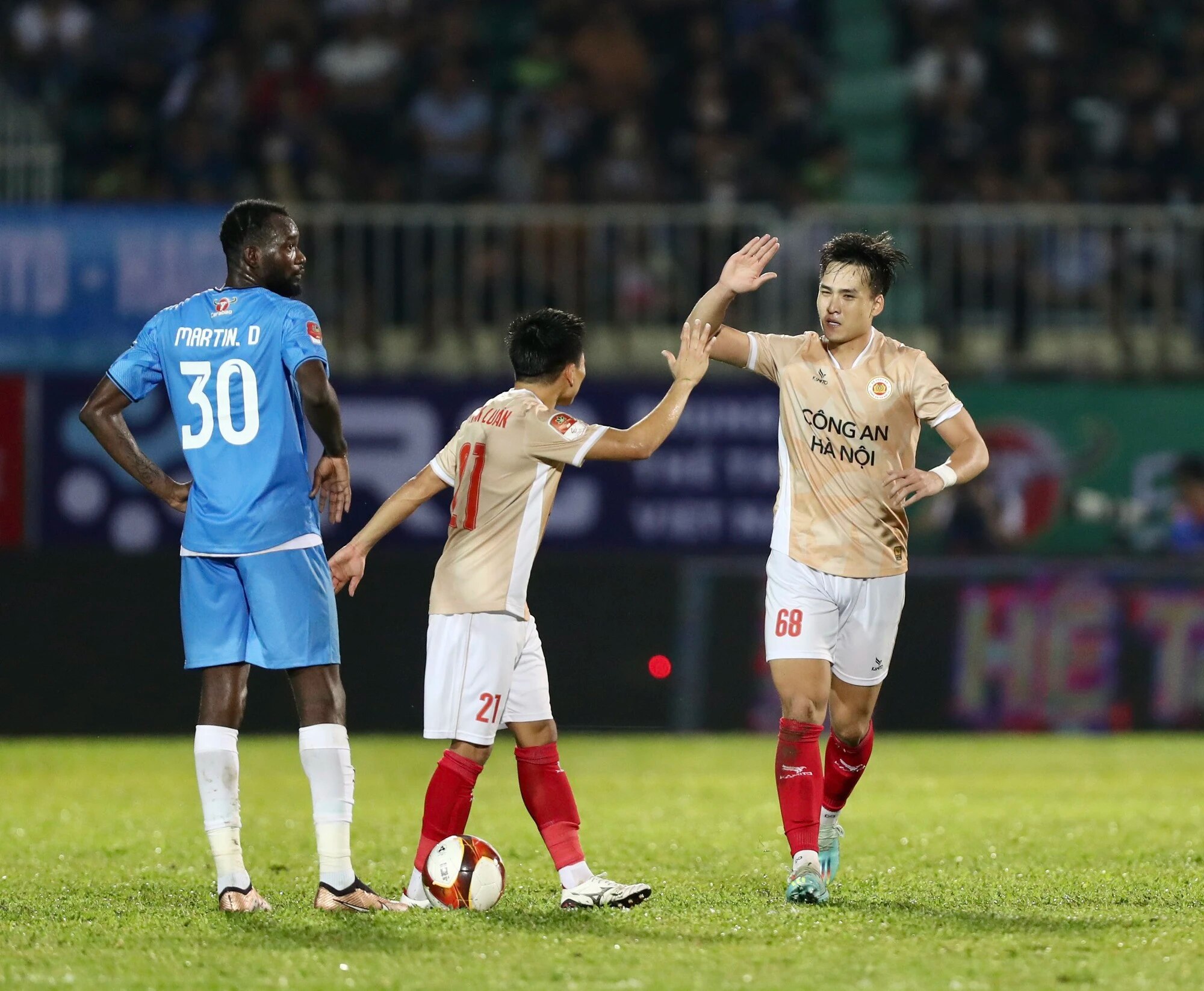 Bùi Hoàng Việt Anh 'cất' trái tim ngày trở lại đối đầu đội bóng cũ - Ảnh 2.
