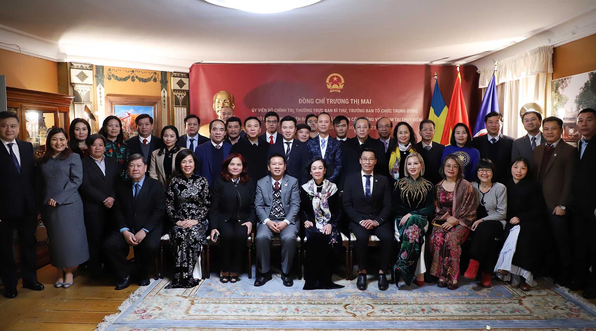 Đồng chí Trương Thị Mai chụp ảnh lưu niệm với cán bộ Đại sứ quán và đại diện cộng đồng người Việt tại Thuỵ Điển. (Nguồn: TTXVN)