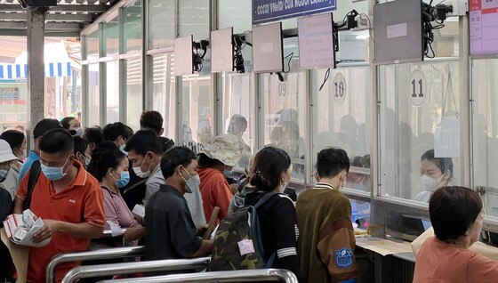 Người dân chờ nhận thuốc BHYT tại Bệnh viện Chợ Rẫy. Ảnh: CAO THĂNG