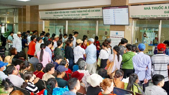 Người dân chờ mua thuốc tại Bệnh viện Đại học Y Dược TPHCM. Ảnh: HOÀNG HÙNG