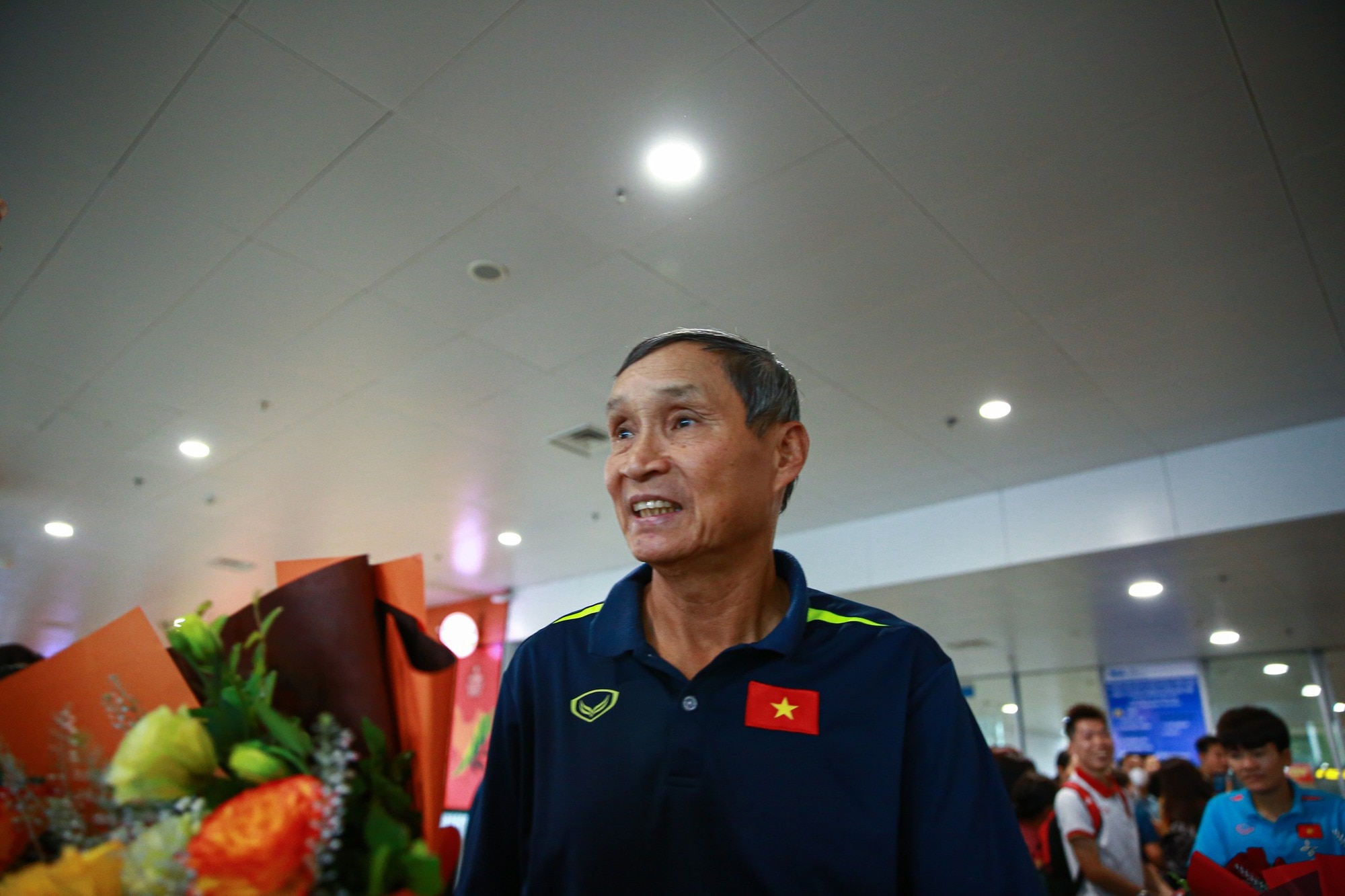 Đội tuyển nữ Việt Nam về nước an toàn, HLV Mai Đức Chung nói lời xúc động - Ảnh 2.