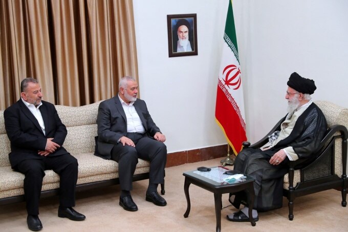 Lãnh tụ tối cao Iran Khamenei (ngoài cùng bên phải) gặp thủ lĩnh Hamas Haniyeh (giữa) ở Tehran hồi tháng 6. Ảnh: Reuters