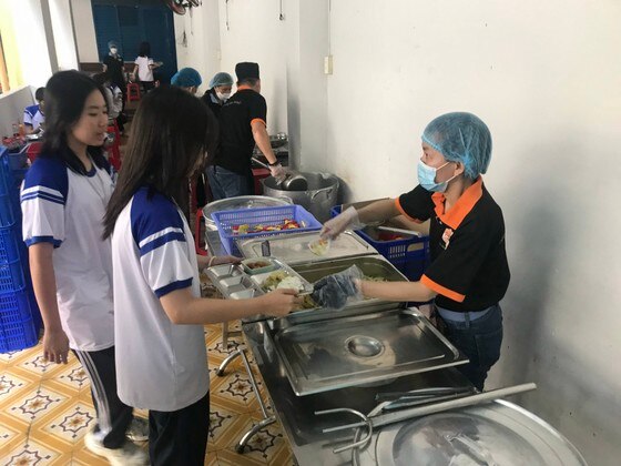 Học sinh Trường THPT Nguyễn Thị Diệu (quận 3, TPHCM) ăn trưa tại trường