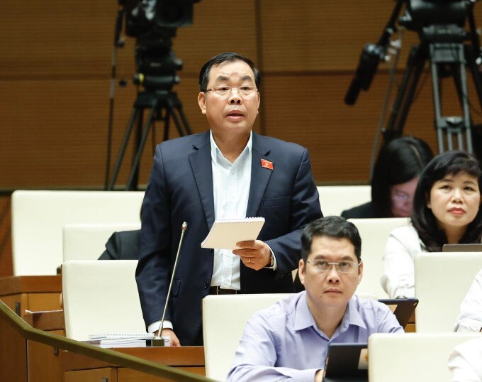 Đại biểu Nguyễn Quang Huân chất vấn Thống đốc việc bỏ room tăng trưởng tín dụng. Ảnh: Media Quốc hội