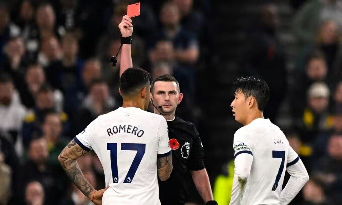 Trọng tài Oliver rút thẻ đỏ, truất quyền thi đấu của Romero (số 17) ở trận gặp Chelsea. Ảnh: Reuters