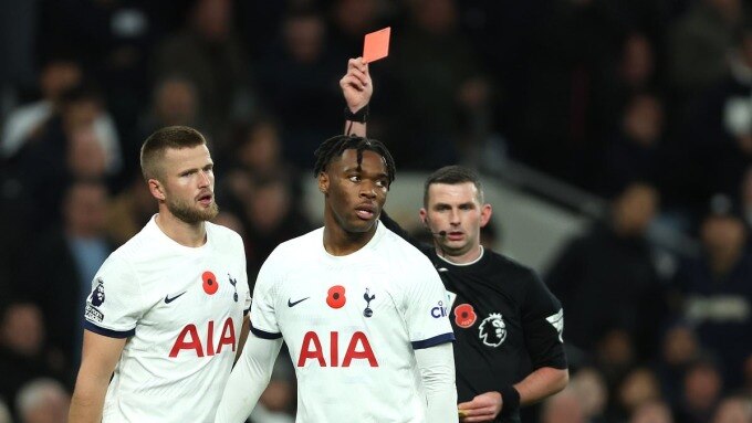Udogie (giữa) nhận thẻ đỏ ở phút 55 trận gặp Chelsea. Ảnh: AP