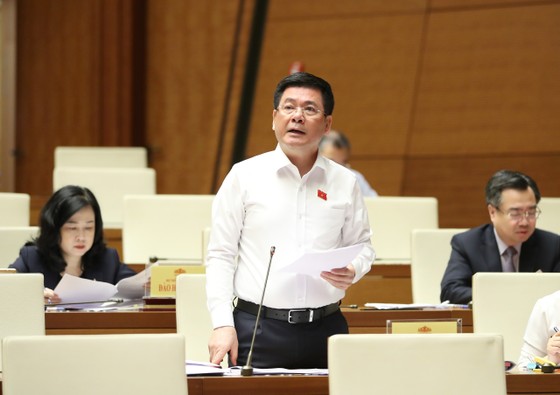 Bộ trưởng Bộ Công Thương Nguyễn Hồng Diên trả lời chất vấn. Ảnh: QUANG PHÚC