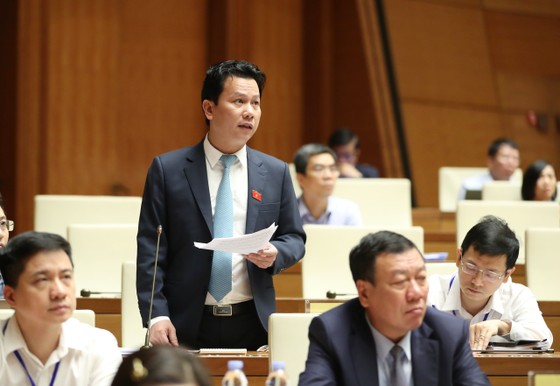 Bộ trưởng Bộ TN-MT Đặng Quốc Khánh trả lời chất vấn. Ảnh: QUANG PHÚC