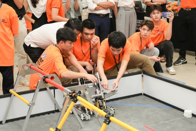 Đội tuyển robot của các trường phổ thông tham gia thi đấu tại sự kiện. Ảnh: Trường Đại học FPT