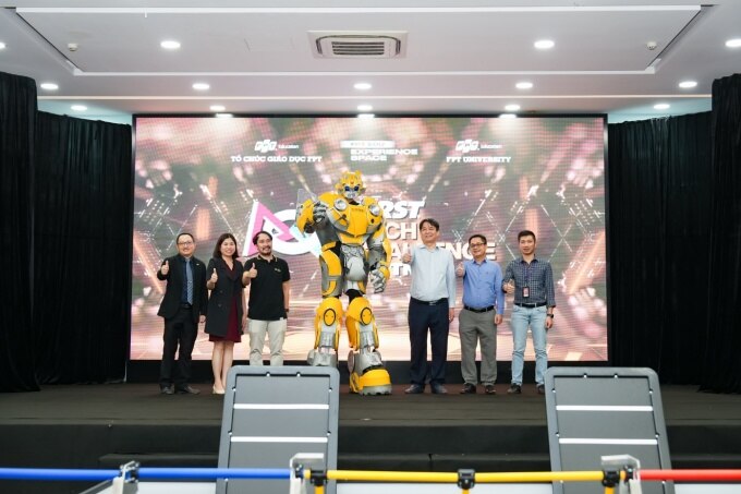 Trường Đại học FPT và FIRST đưa robot đến buổi lễ ký kết. Ảnh: Trường Đại học FPT