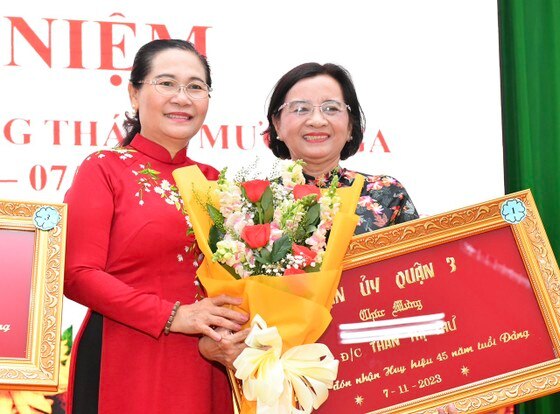 Đồng chí Nguyễn Thị Lệ trao Huy hiệu 45 năm tuổi Đảng đến đồng chí Thân Thị Thư, nguyên Trưởng Ban Tuyên giáo Thành ủy TPHCM. Ảnh VIỆT DŨNG