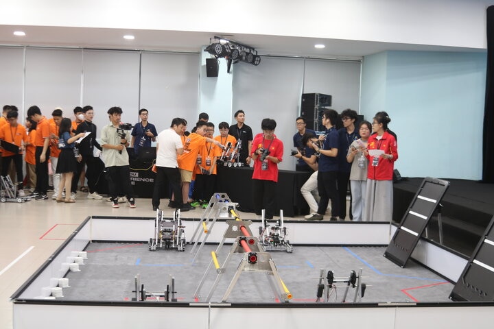 Các đội tuyển robot của đến từ nhiều trường phổ thông trên cả nước tham gia thi đấu tại sự kiện.