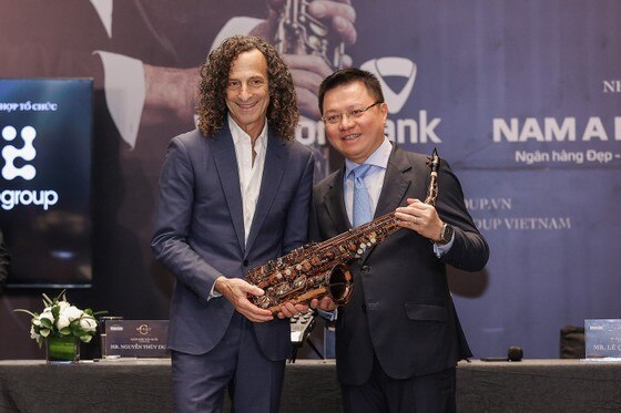 Nghệ sĩ Kenny G đã gửi tặng ban tổ chức chiếc kèn saxophone để thực hiện đấu giá quyên góp cho dự án Good Morning Việt Nam. Ảnh: HÒA NGUYỄN