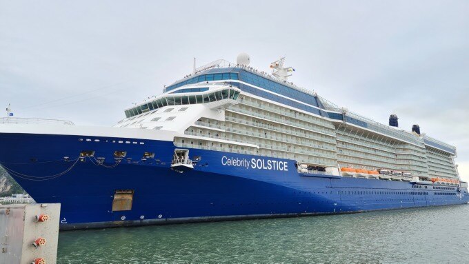Siêu du thuyền Celebrity Solstice vừa cập Cảng tàu khách quốc tế Hạ Long, sáng 13/11. Ảnh Lê Tân