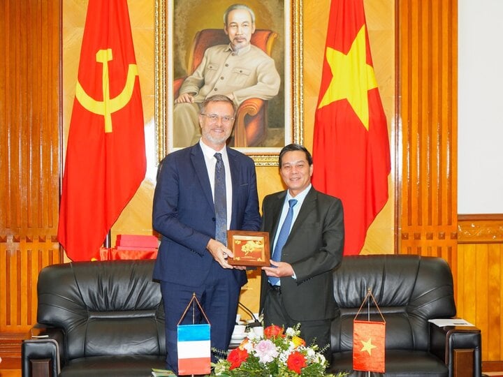 Chủ tịch UBND TP Hải Phòng và tân Đại sứ Pháp tại Việt Nam trao quà lưu niệm.