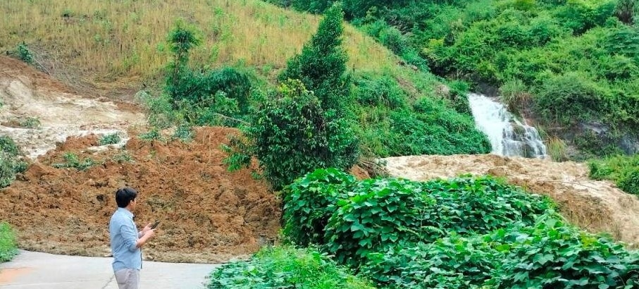 Quảng Ngãi: Nhiều tuyến đường giao thông huyện miền núi Sơn Tây bị sạt lở nghiêm trọng - Ảnh 2.