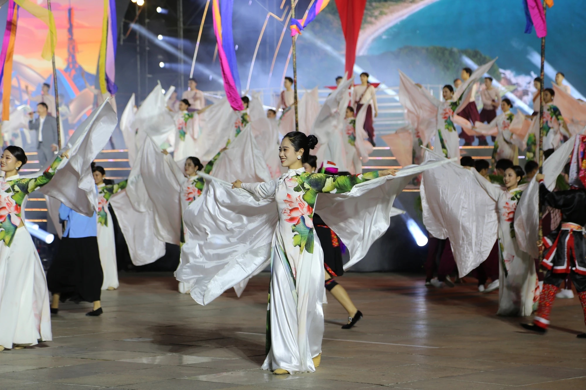 Enjoy the opening night of Hokkaido Ha Long Festival 2023 - Vietnam.vn