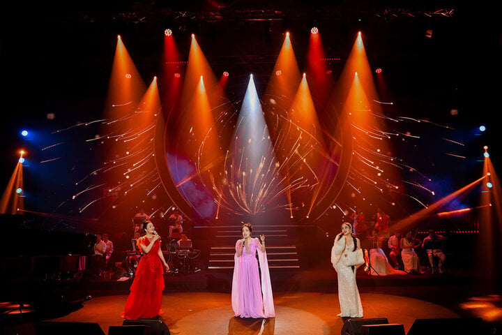 Ba cô trò Lan Anh - Tân Nhàn - Hương Ly đã thể hiện ca khúc "Thu vàng".