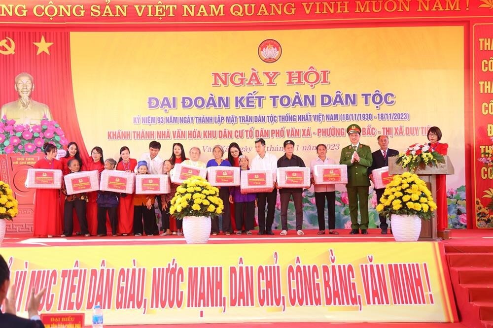 Trung tướng Nguyễn Duy Ngọc tặng quà các gia đình chính sách trên địa bàn. Ảnh: Bộ Công an